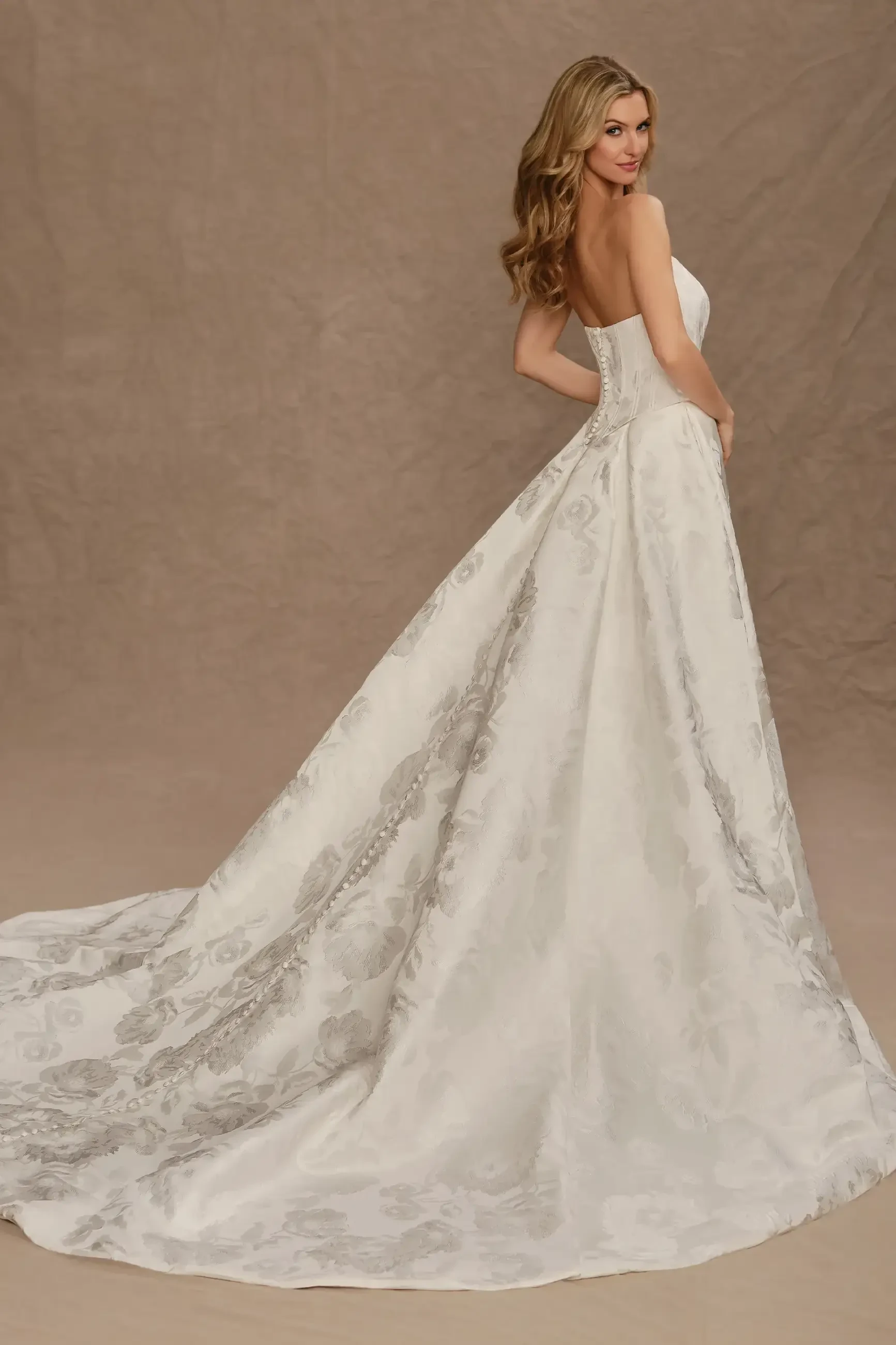 Wedding Dress Styles Seattle Brides Should Try: From Romantic Lace to Modern Minimalism Image