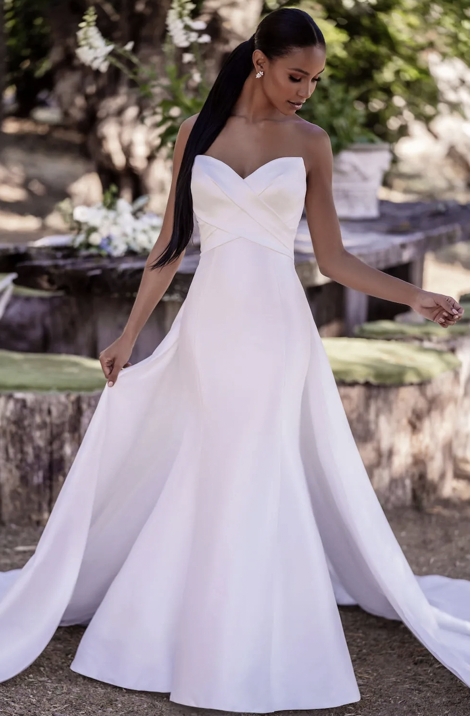 Our Favorite Clean + Fitted Wedding Dresses Image